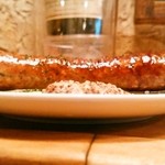 店仕込み 米沢豚の特大ソーセージ(690円)を真横から