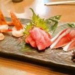 左から赤海老(380円)、天然ぶり(450円)、〆鯖(380円)