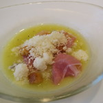メロンスープ　生ハム、クルトン、じゃが芋グラニテ