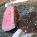 山形牛ランプ肉ステーキ　赤ワインソース　アップ