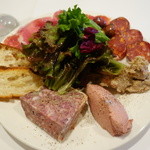 シェ・トト - 2015.08 娘が鉄板というシャルキュトリーの盛り合わせ、これで１人前：汗