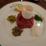 ブラッスリーオザミ丸の内 - 幻のターターステーキ　サーブ前のショット