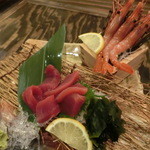 あぷちゃ - ＜2015年8月・再訪＞マグロ赤身、ボタンエビのお刺身。各880円