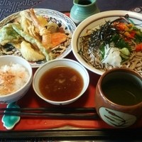 かちゃ料理 むとう - お蕎麦をいただきました。夏野菜に彩られてカラフルです。