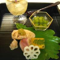 京しずく - 八寸／鱒寿司、グリーンピース、鴨、玉葱トマトジュレ
