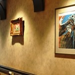 カフェ・シルクロード - 絵画が店内の重厚感を生んでます。