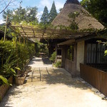 駐車場から上がった帳場（右側建物）とその奥には囲炉裏とCafe不忘舎。一番突き当たりに食事処