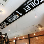 デコ カフェ - 天井に設置してある案内板