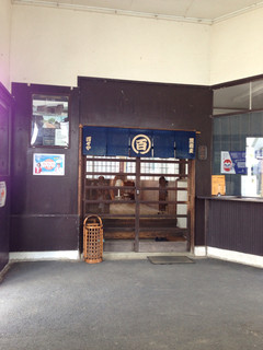 Momoya - 駅構内に入口あります。