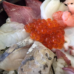 地魚工房 - 特盛り海鮮丼 1100円。