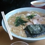 ラーメン壱六家 - こっちはチャーシューラーメン。こんなにチャーシューが薄いうえに少ない