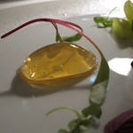 ドミニク・ブシェ トーキョー - 日本酒でマリネしたフォアグラ　りんごのマルムラード　マスカット　新芽のサラダ
      