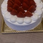 RESTAURANT RIVIERE - イチゴのホールケーキです。コパンにセットでついてきますが、普通は食べきれません(^-^)/
