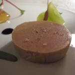 ドミニク・ブシェ トーキョー - 日本酒でマリネしたフォアグラ　りんごのマルムラード　マスカット　新芽のサラダ
      
