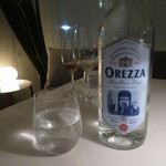 ドミニク・ブシェ トーキョー - フランスの、天然炭酸ミネラルウオーターを頂いて。