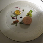 ドミニク・ブシェ トーキョー - 日本酒でマリネしたフォアグラ　りんごのマルムラード　マスカット　新芽のサラダ
      