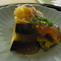 京料理 かじ - 満願寺茄子とハモの天ぷらに大根とショウガをすり下ろした餡をかけています