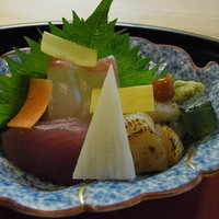 京料理 かじ - お造りはハモ、タイ、ビンチョウマグロ、炙ったホタテ、海苔の寒天など