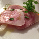 ペペロッソ - サルシッチャをウサギで巻いたボイルハム