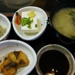 魚良 - 《2708》『マグロカツ定食』、小鉢とみそ汁。