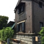 外観、老人ホームと同じ敷地内にある