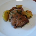 Trattoria La Cala - D pranzo(コースランチ） \2,200のメインの一例：福知山鶏とじゃが芋のロースト