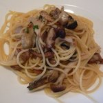 Trattoria La Cala - D pranzo(コースランチ） \2,200のパスタ一例：くんせいかきと木の子のスパゲティオイルソース