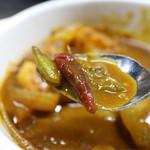 庚申酒場 - カレーには唐辛子がいっぱい