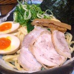 麺屋 夢人 - 麺の上にはトッピングがたっぷり