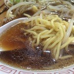 中華料理おおくま - 麺はストレートの細め。スープは醤油を感じさせない優しい味。