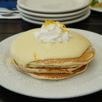 Moke's Bread and Breakfast - リリコイソースのパンケーキ