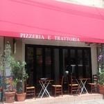 ラッコ アメーノ - ～Lacco Ameno～
      赤が特徴的なお店、テラス席もあります