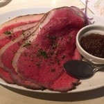 クワトロチンクエ - 肉バル祭！第２弾「牛モモ肉のローストビーフ 玉ねぎの赤ワインソース(500円)」