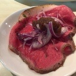 クワトロチンクエ - 肉バル祭！第２弾「牛モモ肉のローストビーフ 玉ねぎの赤ワインソース(500円)」
