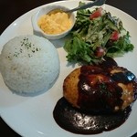 洋食屋クドー - ランチタイムメニュー チーズハンバーグプレート（デミソース）・ドリンク付 1,058円