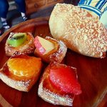 カレント - フリュイ4種と自家製焼きカレーパン