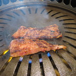 仙峰苑 - 和牛カルビ調理中