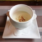 Miru Kuru - ビシソワーズ：真っ白で綺麗な冷製ポタージュスープは、丁寧に裏漉しされ舌触りが素敵です！ クルトンも良く合っています。蒸し暑いお天気に 持って来いの冷製スープです。