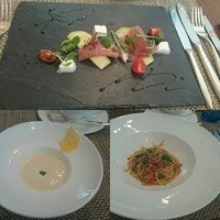 ラ ベデュータ - 生ハムと水ナスのマリネ　モッツレラチーズとフレッシュトマトのヴィネグレット。（上）（左）とうもろこしの冷たいスープ　ボレンタのチップ　（右）フレッシュトマトとタコのスパゲティ。