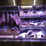 熟成神戸牛プレミアム 听 - ショーケースに並ぶ、神戸牛の各部位(o^^o)