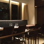 熟成神戸牛プレミアム 听 - ゴージャスな雰囲気が漂っている店内。