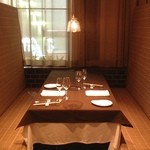 熟成神戸牛プレミアム 听 - 店内です。色んな雰囲気の席が用意されてます。個室もあります。