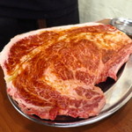 大阪焼肉・ホルモン ふたご - 名物のはみ出るカルビ！