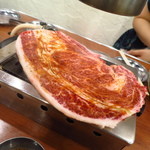 大阪焼肉・ホルモン ふたご 横浜伊勢佐木モール店 - 名物のはみ出るカルビ！