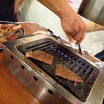 大阪焼肉・ホルモン ふたご - な、なんと従業員が焼いていくれるではないかっ！