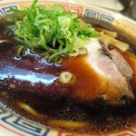 大和 - 中華そば（煮干しブラック）、真っ黒ですがしょっぱくはありません