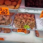 Satou Seinikuten - 此処では新鮮な鶏肉は勿論、自慢の鶏肉を使った唐揚げやお惣菜を買う事が出来ます。
                