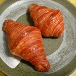 ビゴの店 東京本店 - クロワッサン（左：発酵バター　右：エシレ）