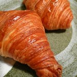 ビゴの店 東京本店 - クロワッサン（左：発酵バター　右：エシレ）