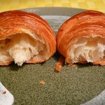 ビゴの店 東京本店 - クロワッサン（左：発酵バター　右：エシレ）